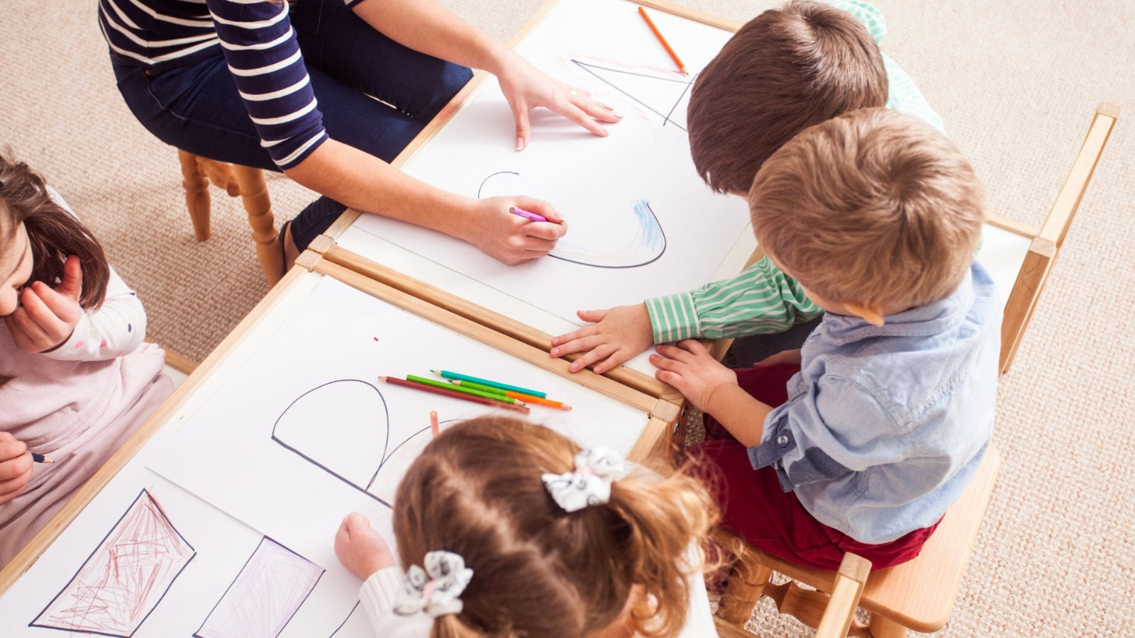 Niños coloreando en clase
